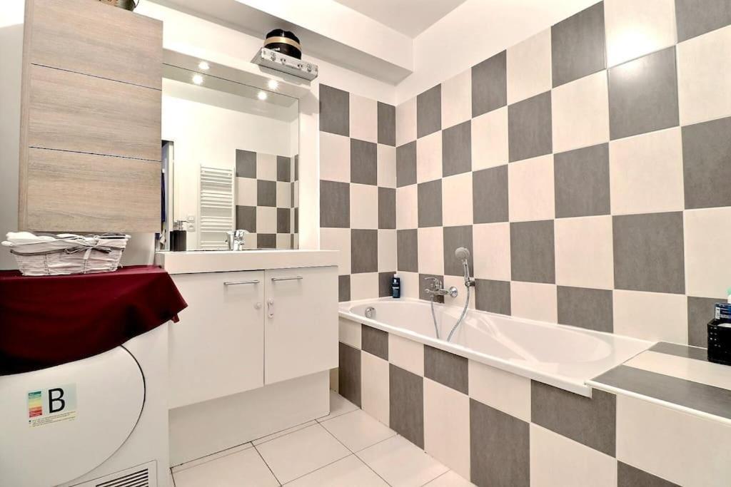 Tres Bel Appartement Contemporain Et Calme Fréjus エクステリア 写真
